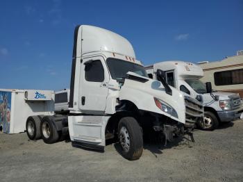  Salvage Freightliner Cascadia 1