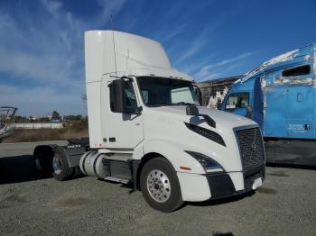  Salvage Volvo Vn