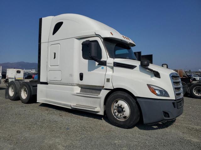  Salvage Freightliner Cascadia 1