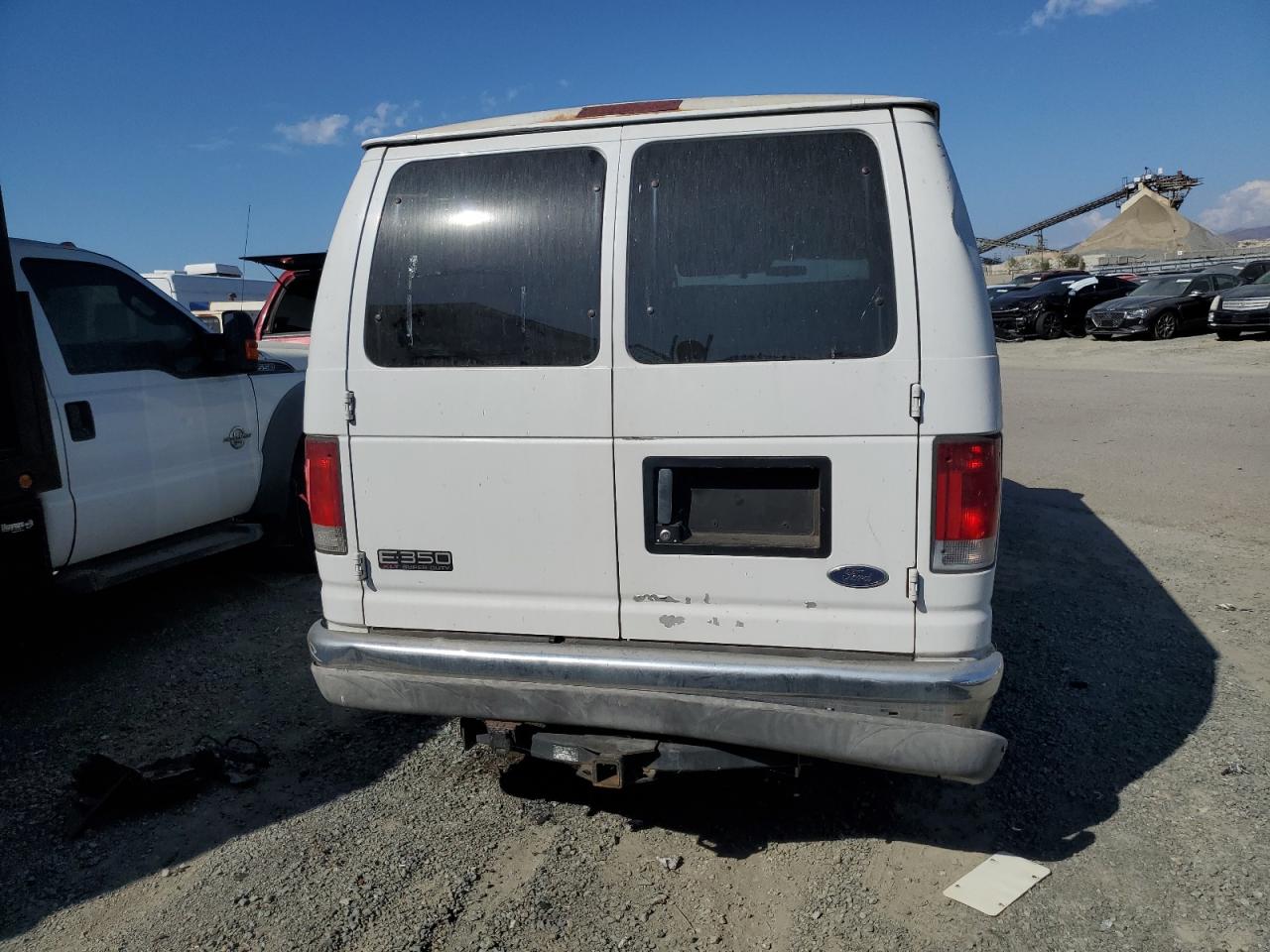 Ford Econoline E350 Super Duty Wagon Image 11