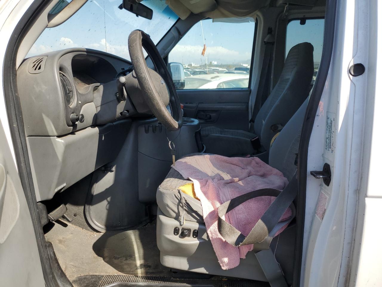 Ford Econoline E350 Super Duty Wagon Image 9