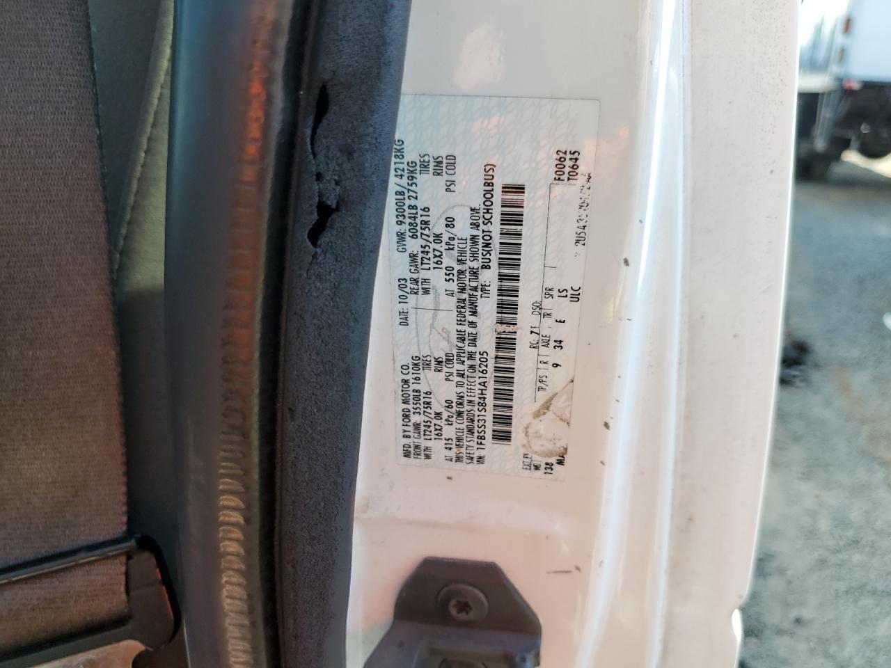 Ford Econoline E350 Super Duty Wagon Image 12