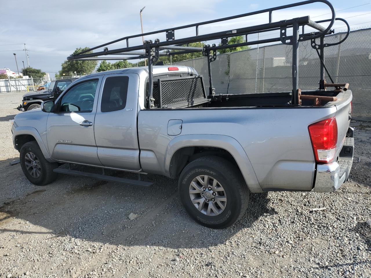 Toyota Tacoma Access Cab Image 3