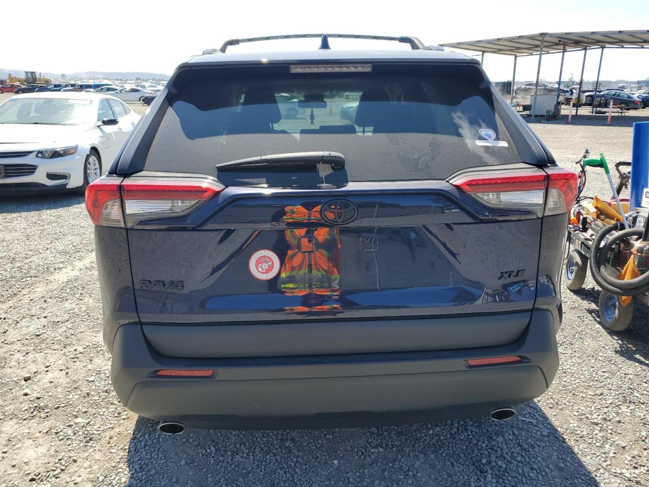 Toyota RAV4 Xle Premium Image 6