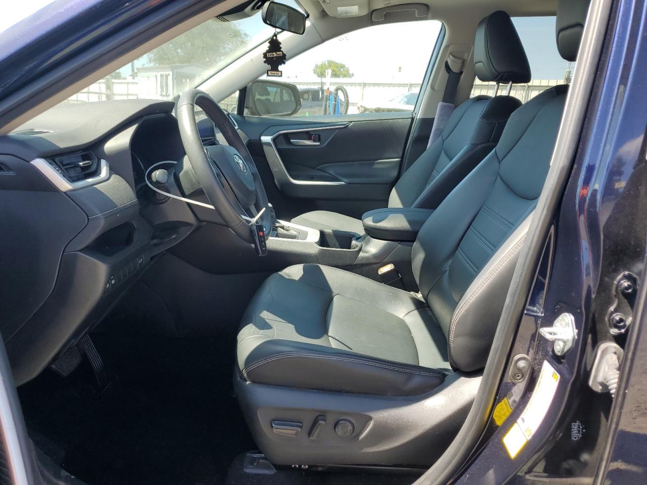 Toyota RAV4 Xle Premium Image 4