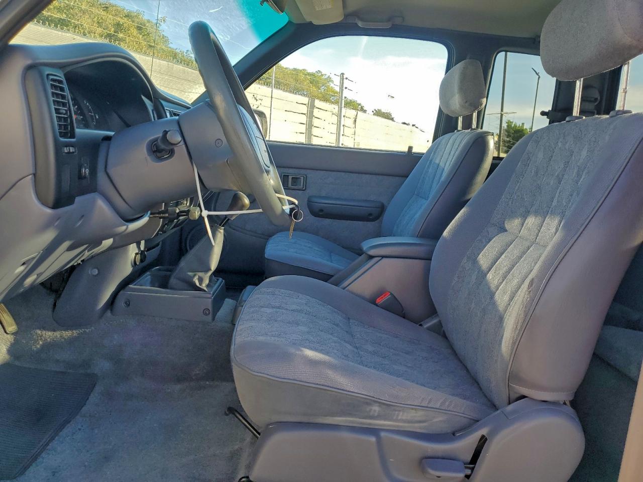 Toyota Tacoma Xtracab Image 11