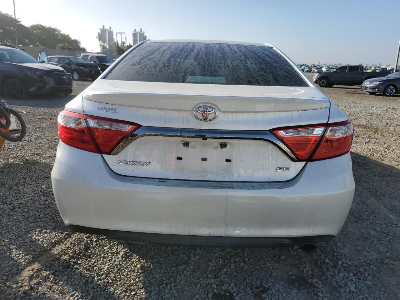 Toyota Camry Le Image 7