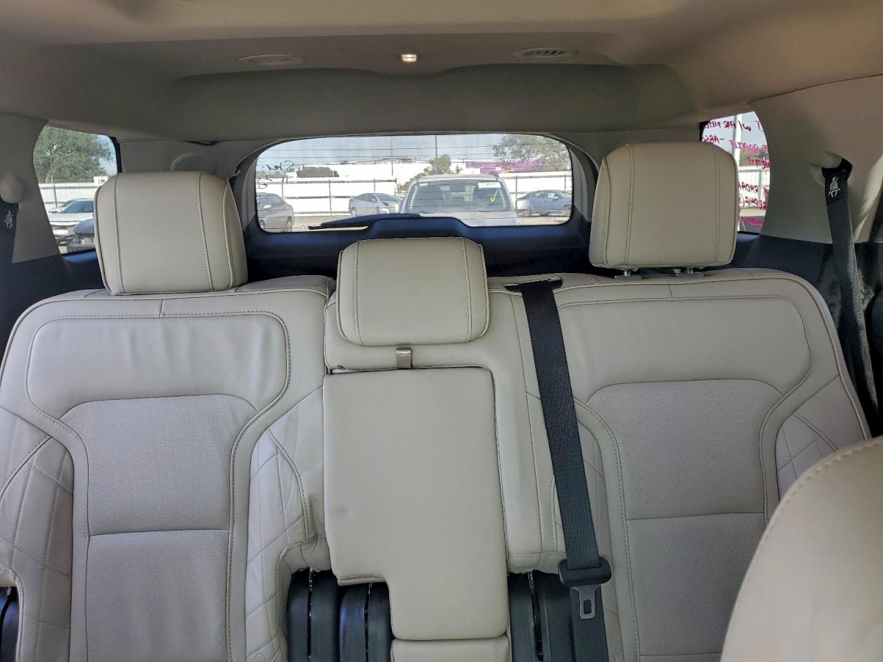 Ford Explorer Platinum Image 10