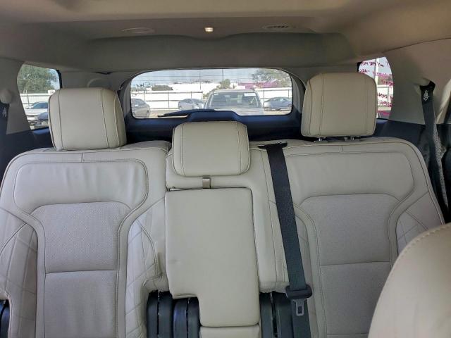 Ford Explorer Platinum Image 10