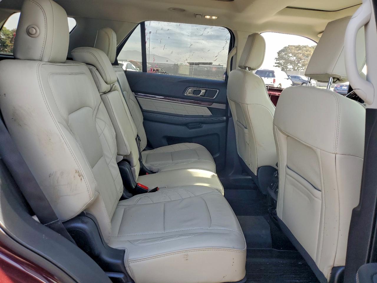 Ford Explorer Platinum Image 11