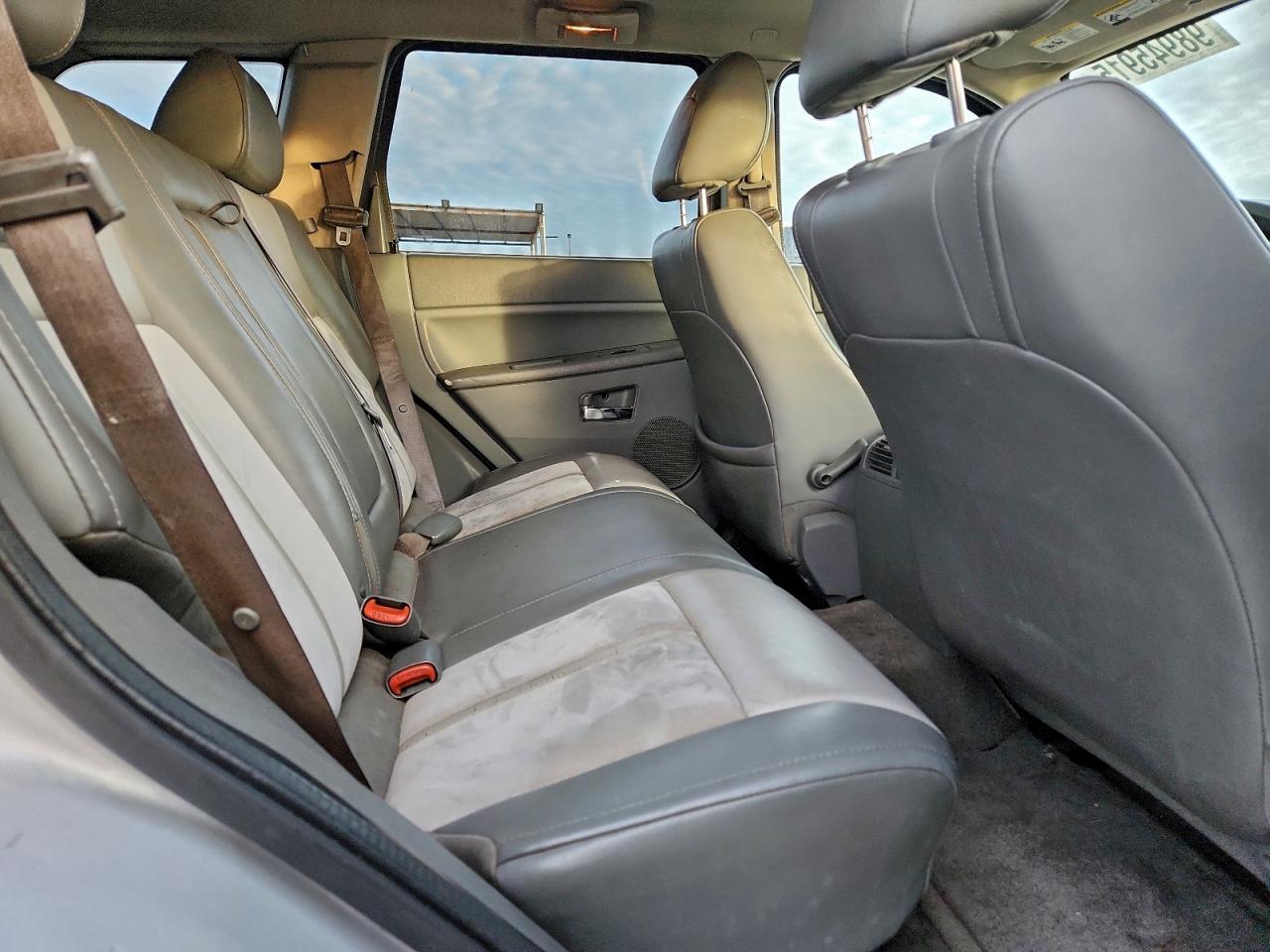 Jeep Grand Cherokee Overland Image 2