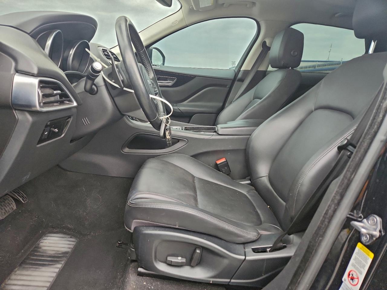 Jaguar F-PACE Premium Image 12