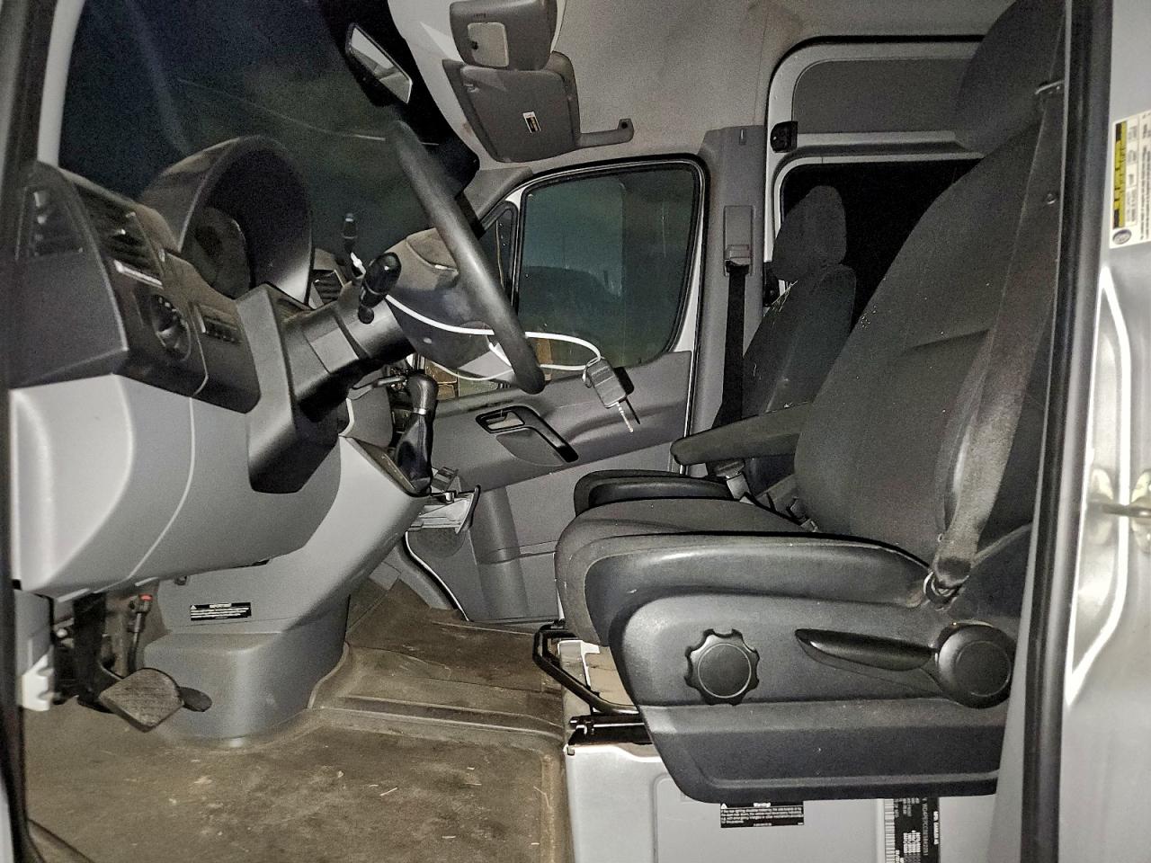 Mercedes-Benz Sprinter 2500 Image 13