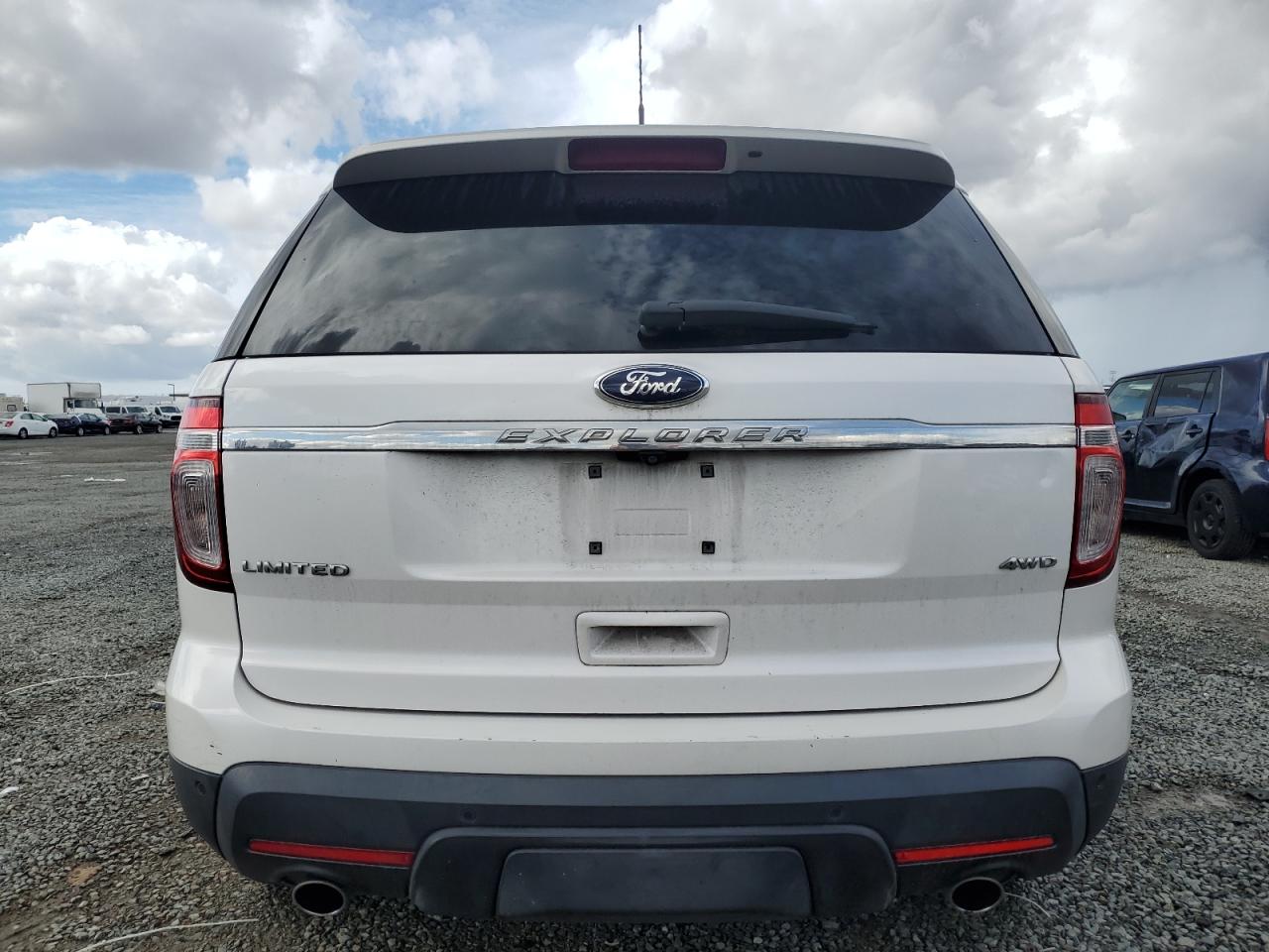 Ford Explorer Limited Image 9