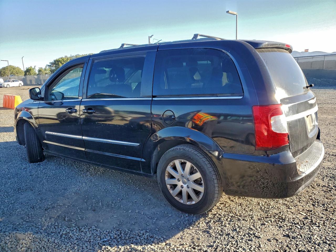 Chrysler Minivan Touring Image 3