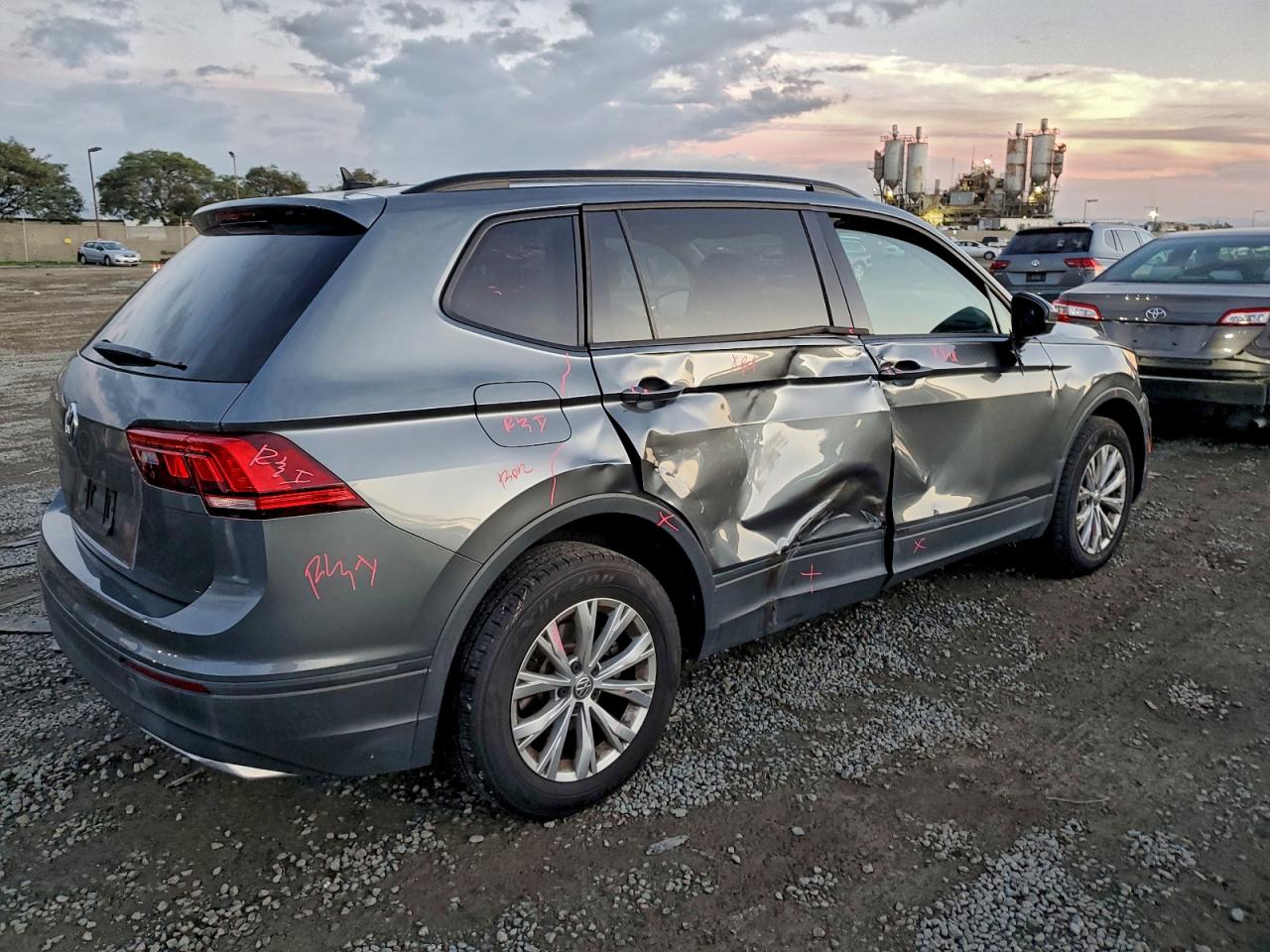 Volkswagen Tiguan S Image 2