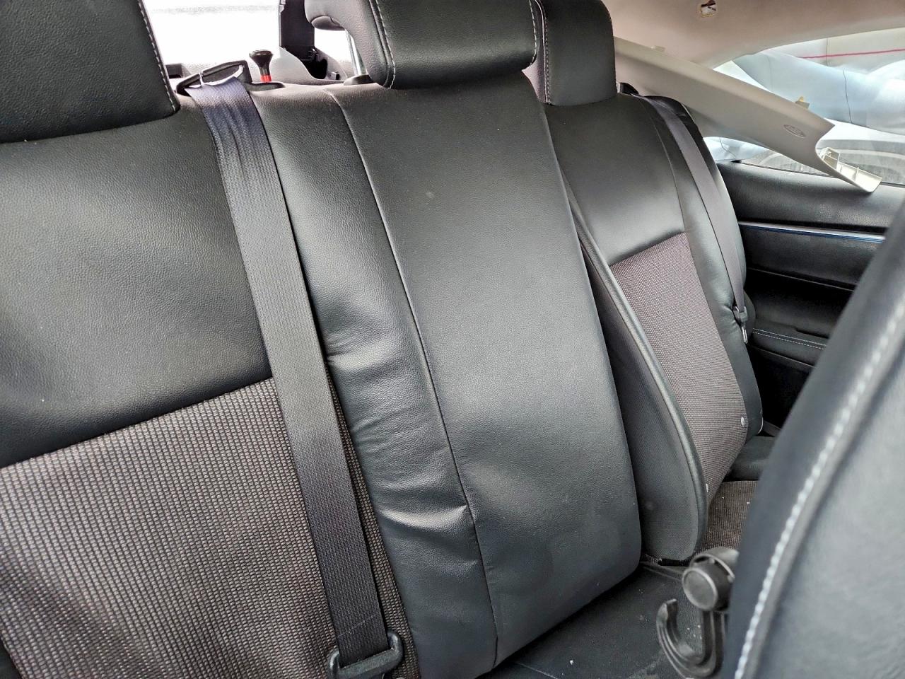 Toyota Corolla L Image 9