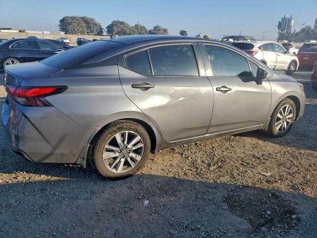 Nissan Versa S Image 2