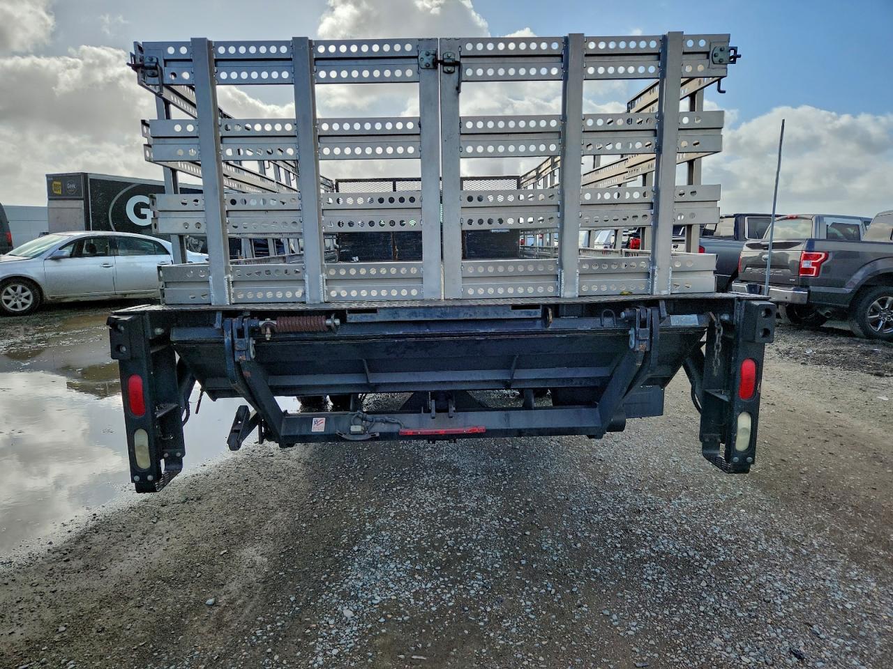 Ford F-550 Super Duty Image 9