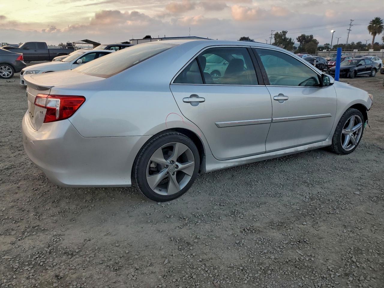 Toyota Camry L Image 3